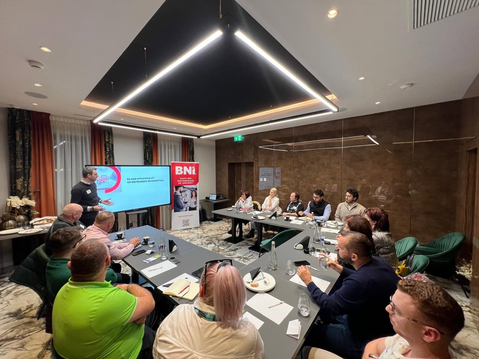 Membri și vizitatori BNI Prime în timpul unei întâlniri de networking business la Bistrița